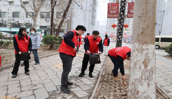 传承雷锋精神 践行志愿服务——城投设计团支部开展“创城+学雷锋”志愿服务进社区活动